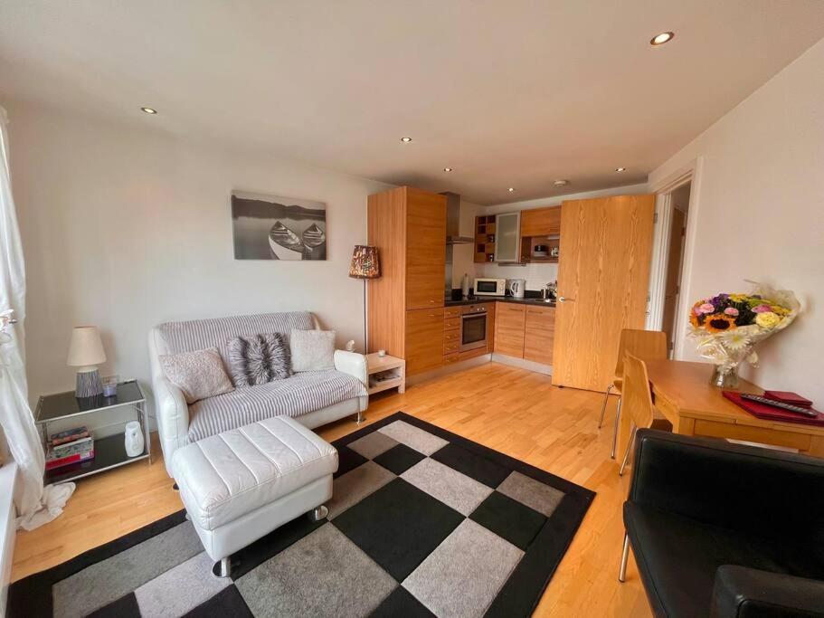 Lovely Centre 1 Bed Apartment Beeston Hill